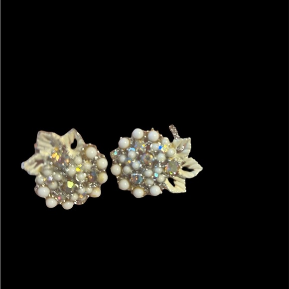 VTG ArthurPepper AuroraBorealis Rhinestone ClipOn Earrings w/Enamel White Leaves - Picture 3 of 5